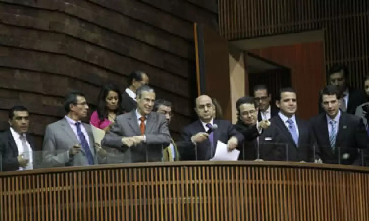 La protesta obligó a que la mesa directiva, presidida por Jesús Murillo Karam, se instalara en un balcón del salón de sesiones. (Foto: Notimex)