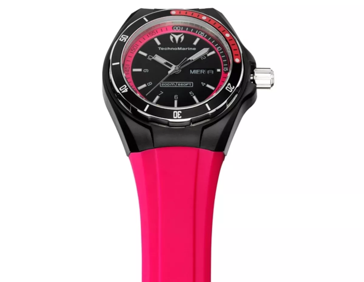 Para la puntualidad este reloj de Cruise Sport Technomarine la estará esperando en su cuarto de hotel.