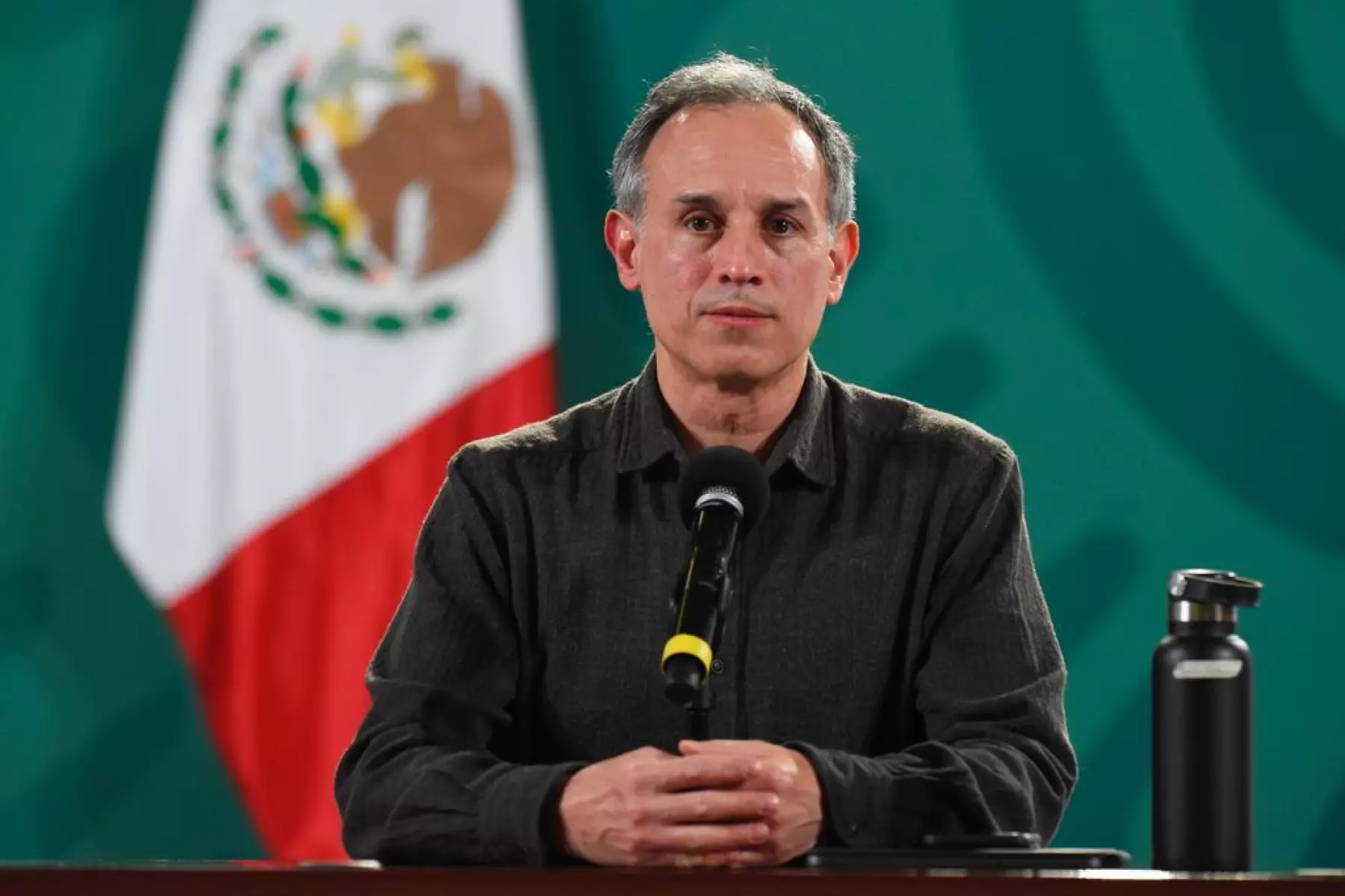 Foto: Hugo López Gatell quien recibe oxigenación suplemetaria.