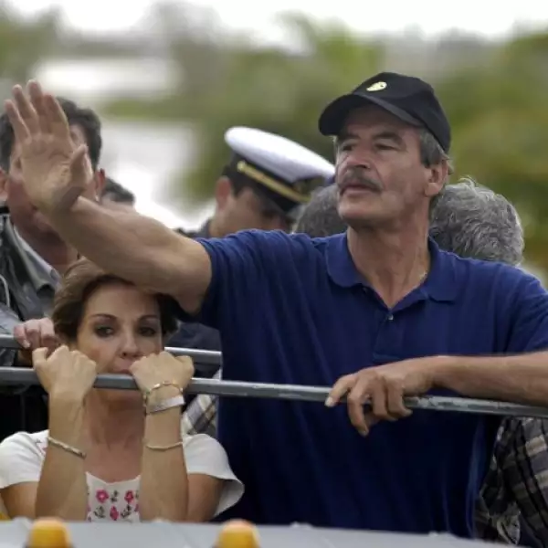 La ex pareja presidencial mientras recorría la zona devastada de Cancún por el paso del huracán Wilma en octubre de 2005.