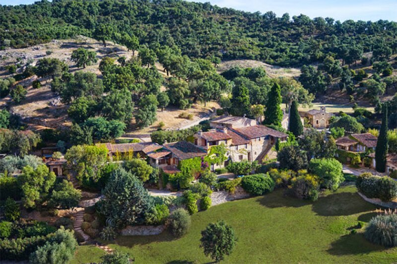 La finca cuenta con 12 edificaciones.