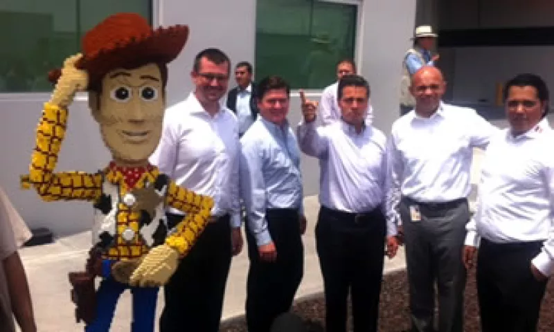 El presidente Enrique Peña Nieto hizo un recorrido previo al anuncio de inversión en la planta de Lego. (Foto: Lizbeth Padilla/CNNMéxico.com)