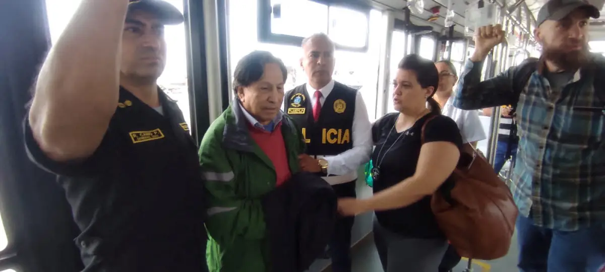 El expresidente de Perú, Alejandro Toledo, viaja en un autobús junto con otras personas después de su llegada al aeropuerto luego de su extradición a Perú. (Foto: Reuters)