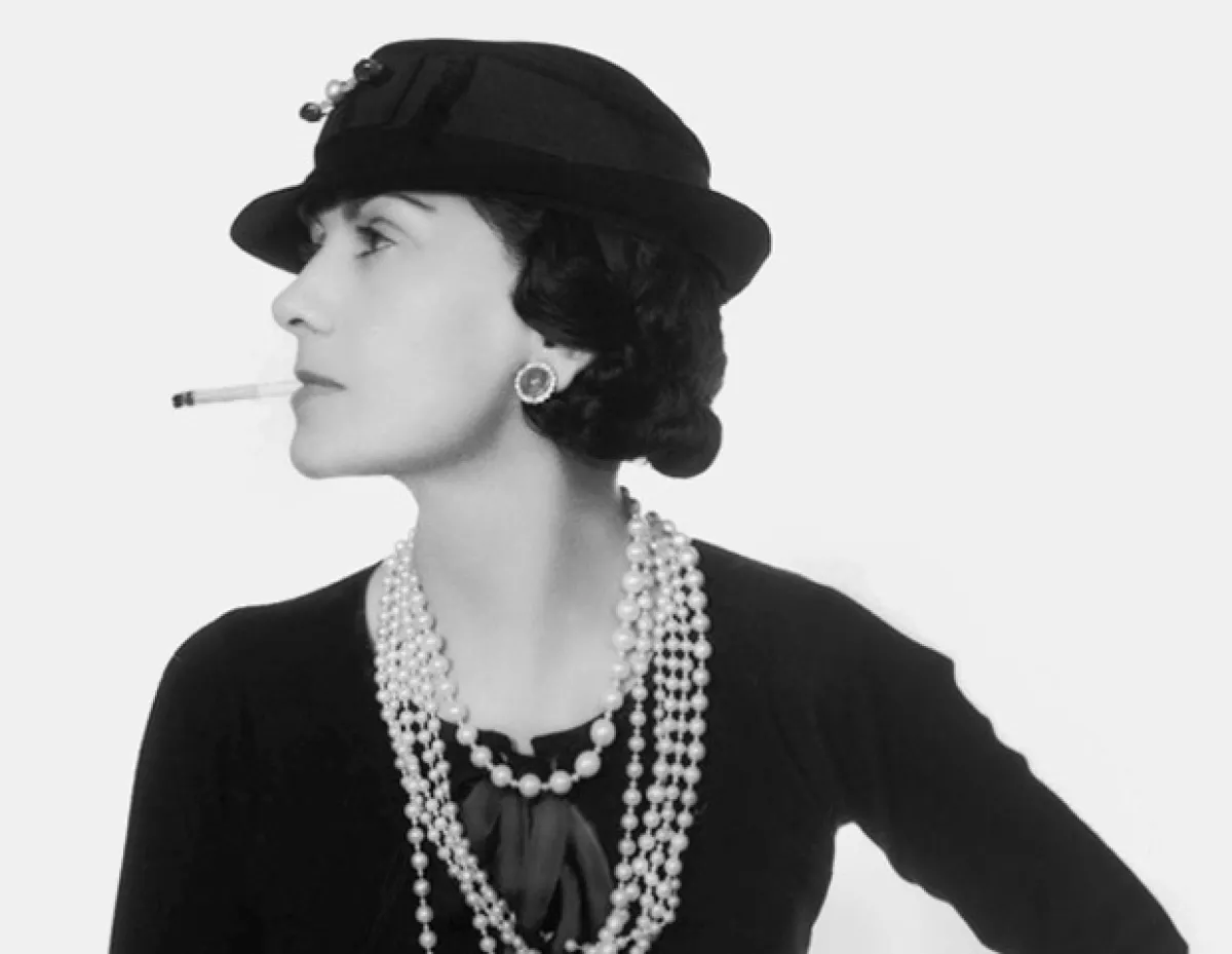 Celebramos en aniversario de Coco Chanel con un recuento de sus mejores aportaciones al mundo de la moda y las cuales, hasta la fecha son un ícono de estilo y elegancia.