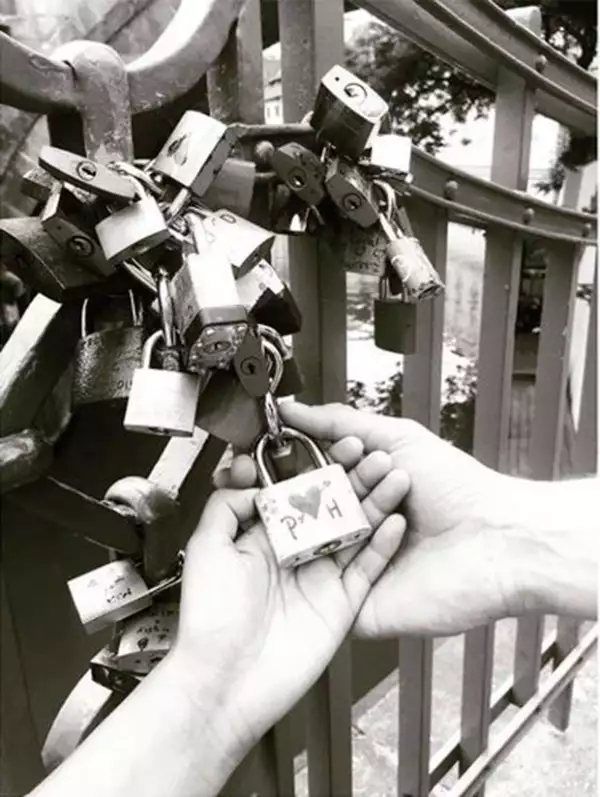 La prueba de amor de Pau Goto y Horacio Pancheri en un puente.
