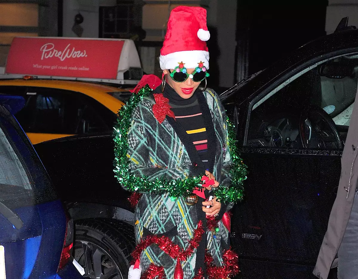Foto de Beyoncé caminando por nueva York con un ugly christmas sweater y un gorro de Santa Claus.