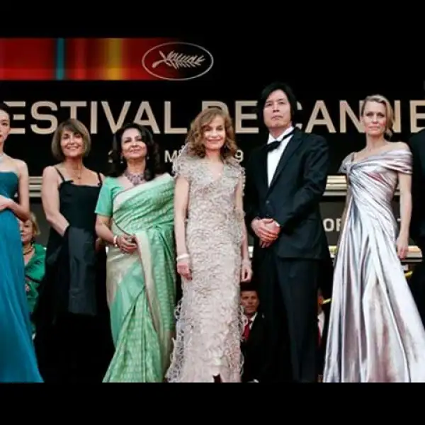 Para esta edición se eligieron como jurado a la actriz de Taiwán Shu Qi, de la India a Sharmila Tagore III, de Francia y también presidenta, Isabelle Huppert, de Corea del Sur, el director Lee Chang-Dong, de Estados Unidos, la actriz Robin Wright Penn y e