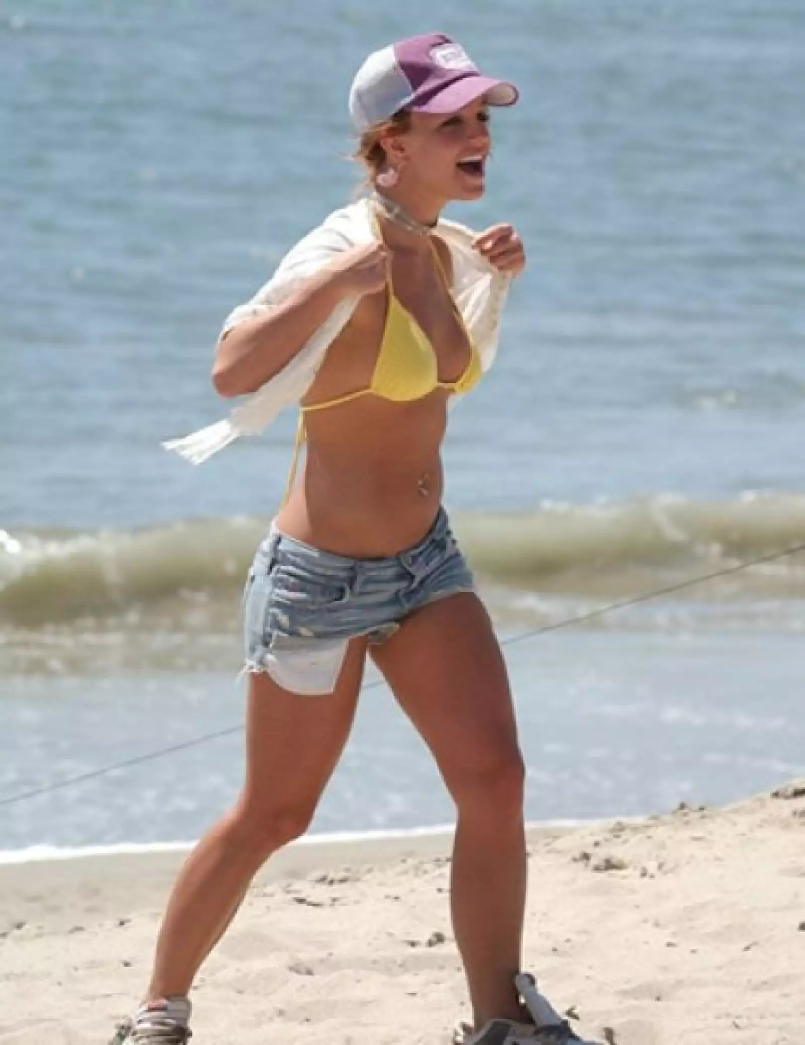 No importa si está en la playa, Britney prefirió unos Nike Dunks para caminar por la arena.