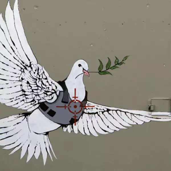 En uno de los muros que dividen el territorio palestino de Israel, Banksy colocó una paloma de la paz con chaleco antibalas.