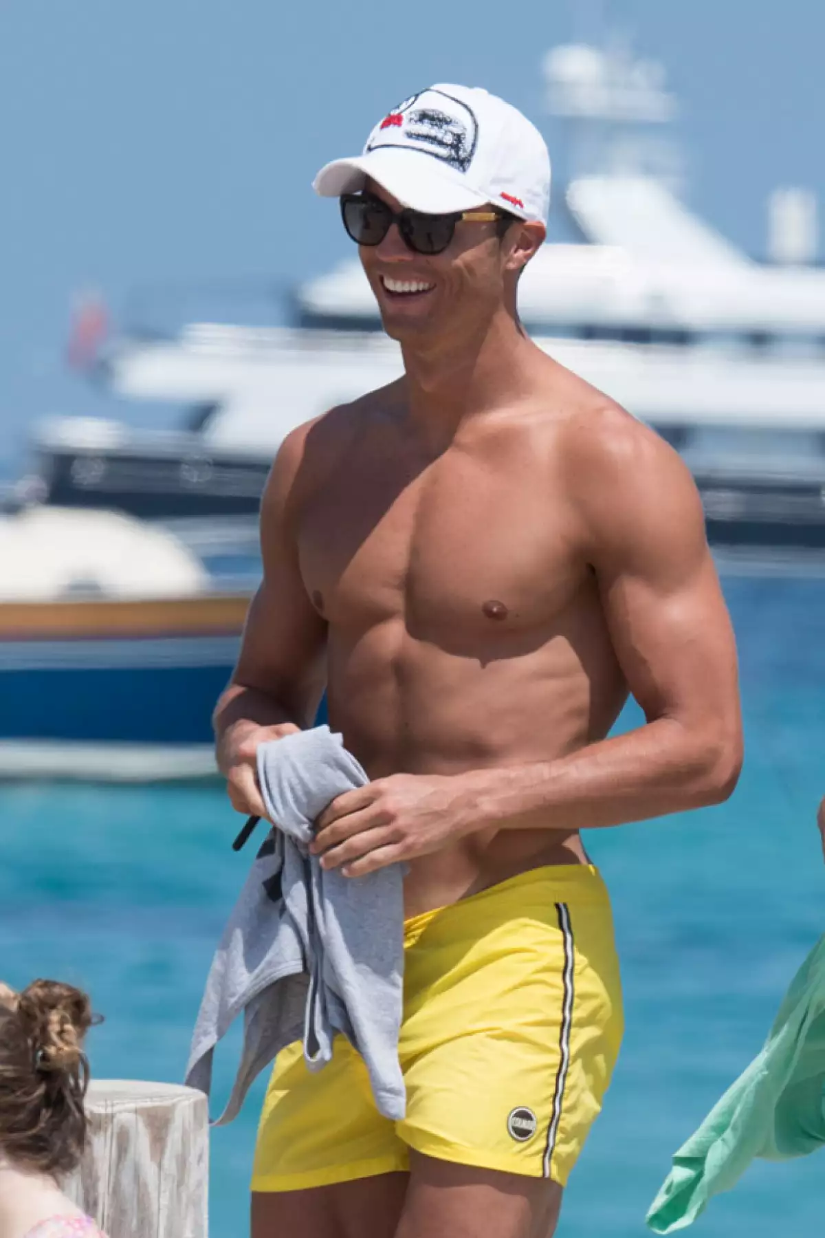 El futbolista presumió sus súper abs durante su viaje en yate por la Costa Azul de Francia, siendo el invitado de honor del billonario Sir Phillip Green.