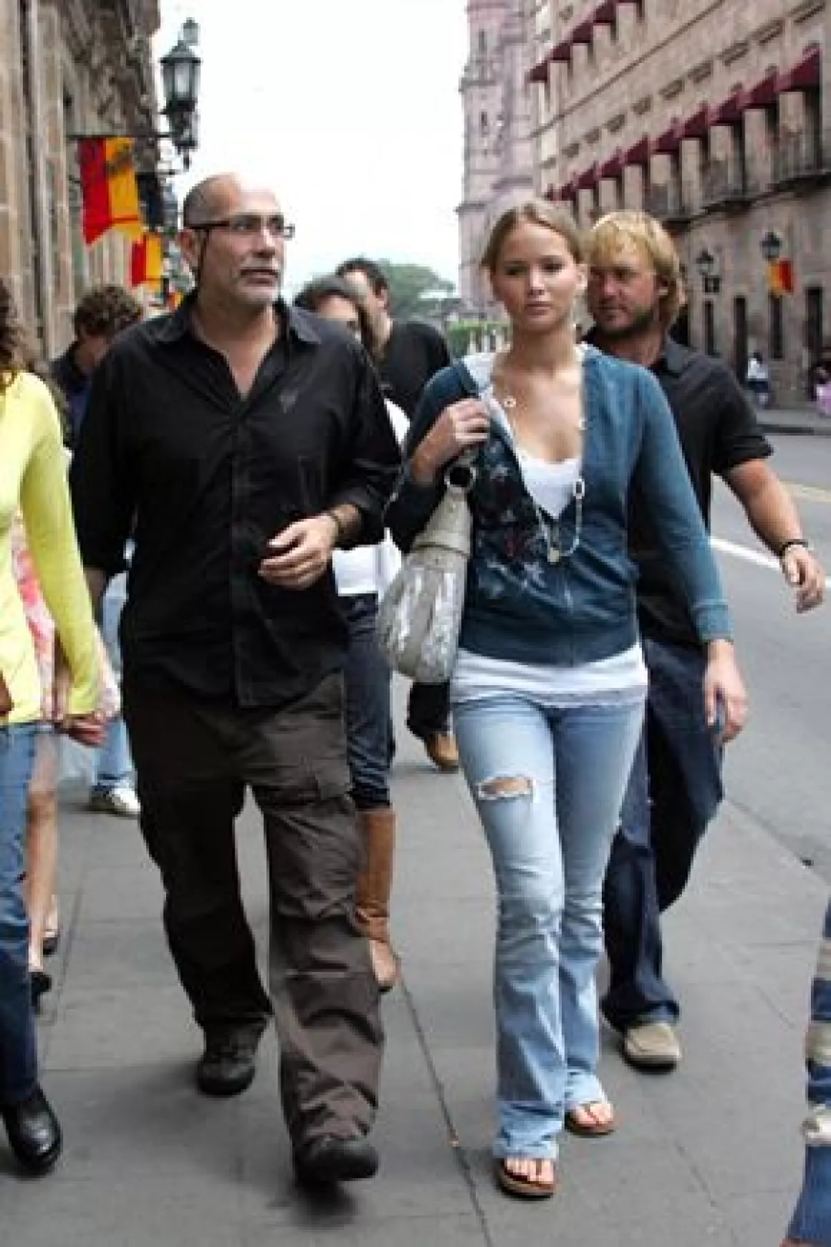 El guionista y director mexicano paseó por las calles de la capital michoacana con parte del elenco de la película The Burning Plain.