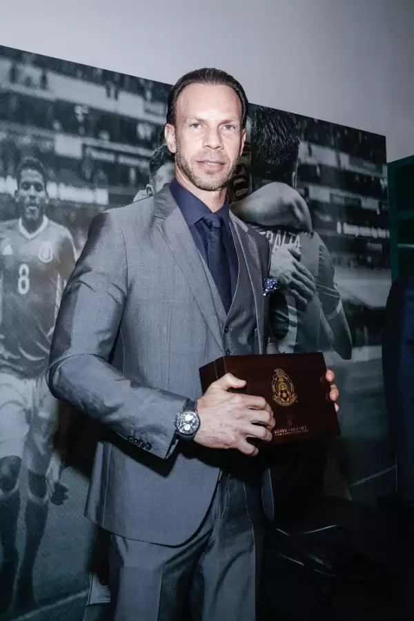 Luis Roberto Alves "Zague" presentó el reloj en el SIAR