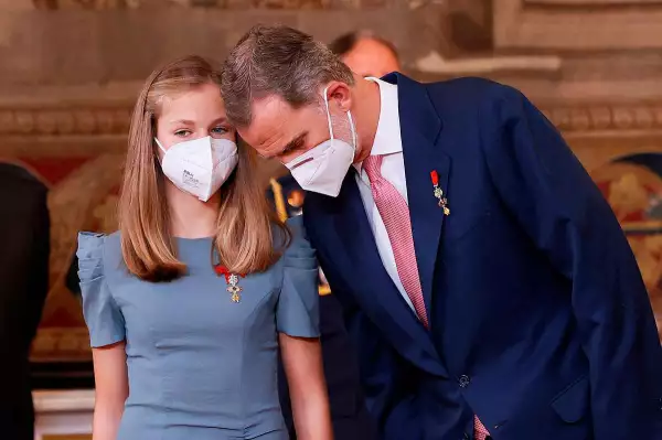 Princesa Leonor y el rey Felipe durante los premios de la Orden del Mérito Civil en el Palacio Real de España.