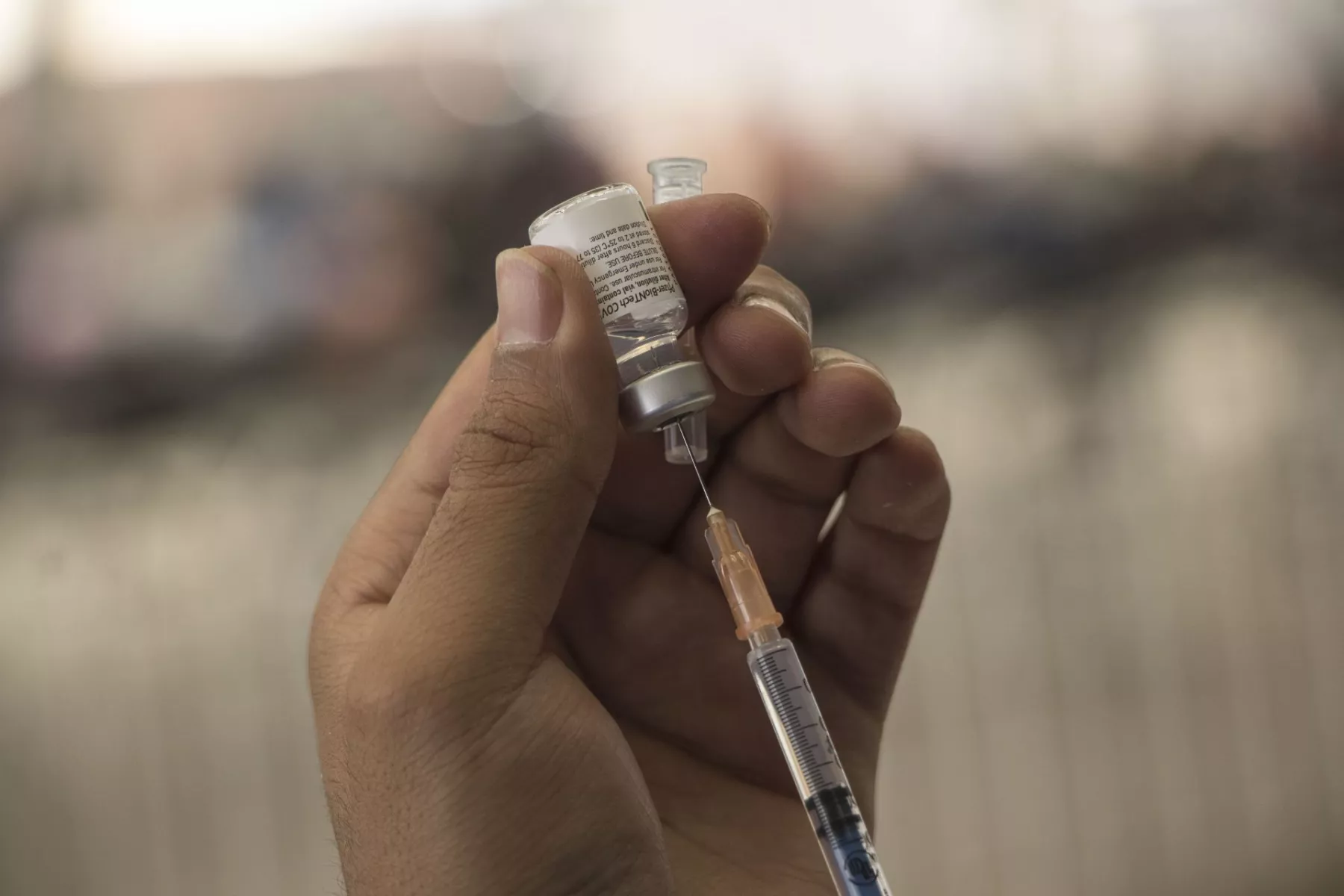 Enfermera inyecta agua en lugar de la vacuna contra el COVID-19