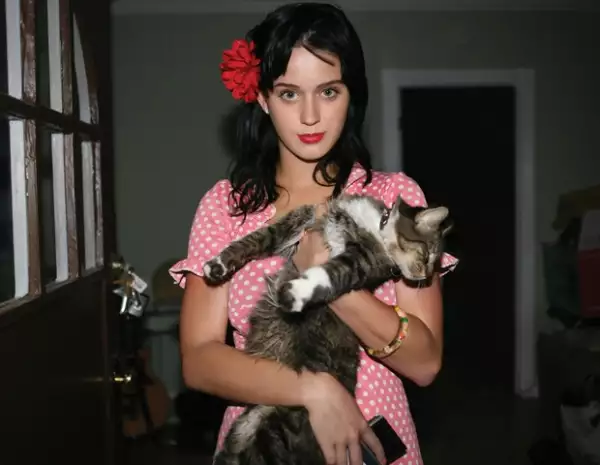 En 2009 la mascota de la cantante estuvo nominada en los premios Nickelodean a la mascota más famosa.