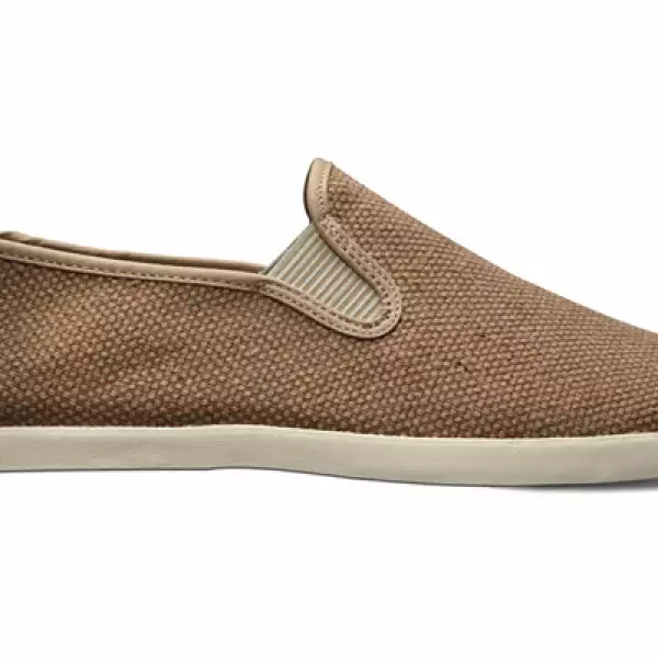 Vans apuesta a la comodidad dentro y fuera de la playa con su nueva línea Surf. Este modelo de mocasín está fabricado en lona.