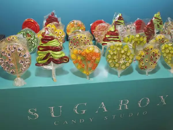 Además de los tradicionales dulces en forma de círculo se pueden encontrar paletas con diferentes diseño.