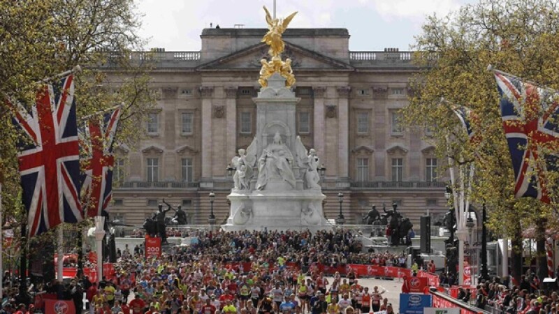 corredores se acercan a la meta del maraton en el palacio de buckingham