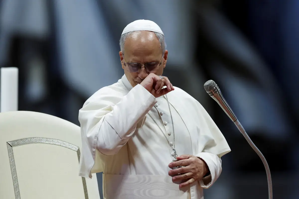 El Papa León XIV hace un gesto mientras saluda a los peregrinos de las diócesis de Umbría en St. Basílica de San Pedro en el Vaticano, 13 de septiembre de 2025.