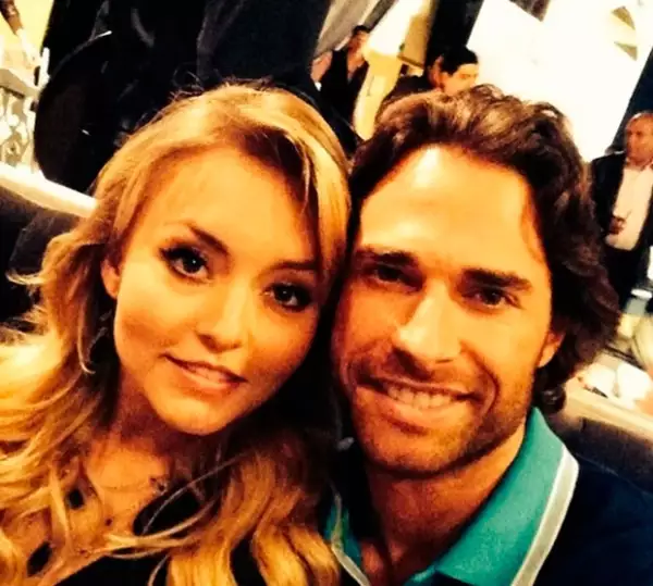 Tras varios meses de rumores, el actor confirmó que tiene una relación con la guapa actriz.