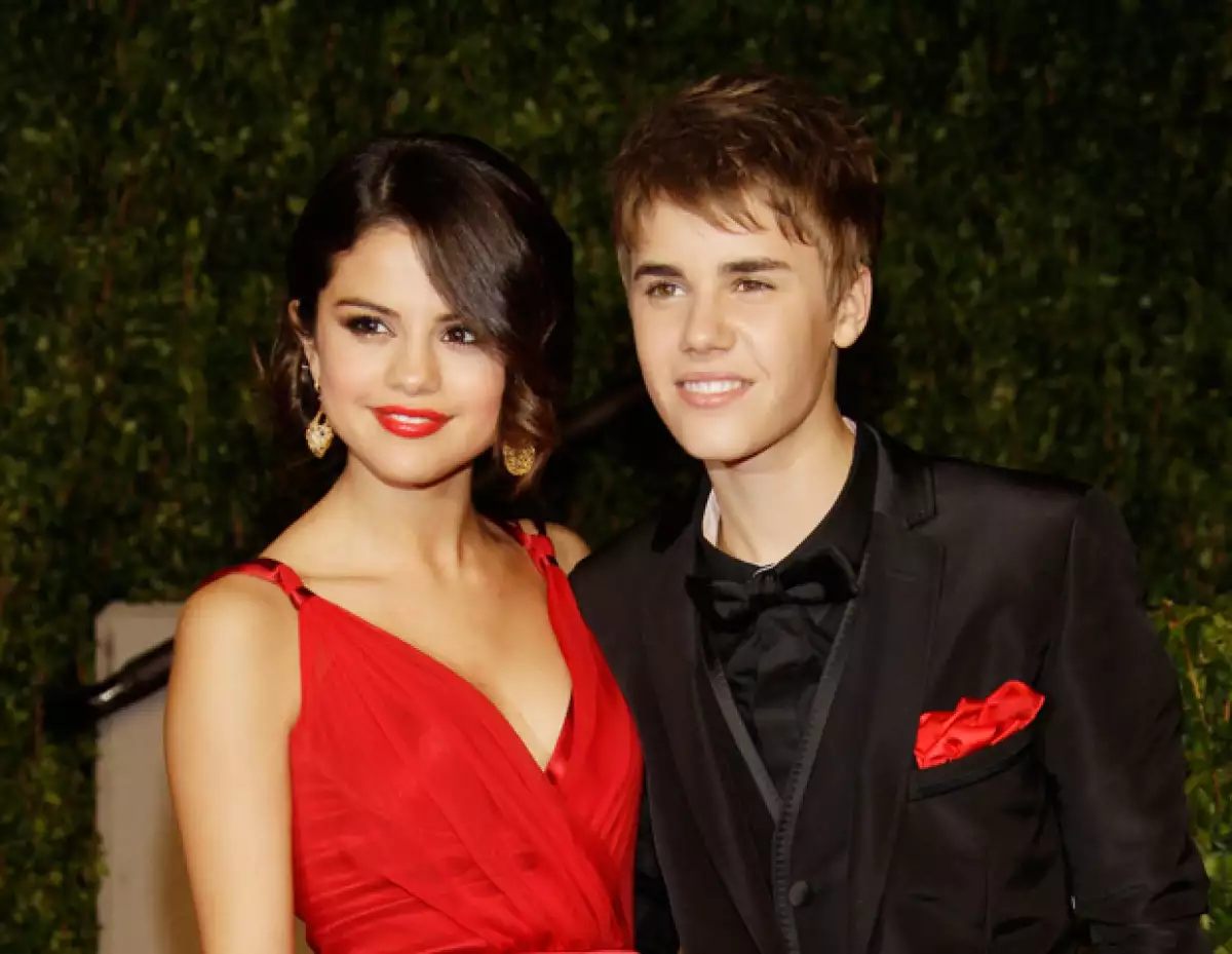 La pareja rescató de un albergue a un perrito que sufrió un accidente; la mascota se ha ido de gira con ambos por Europa.