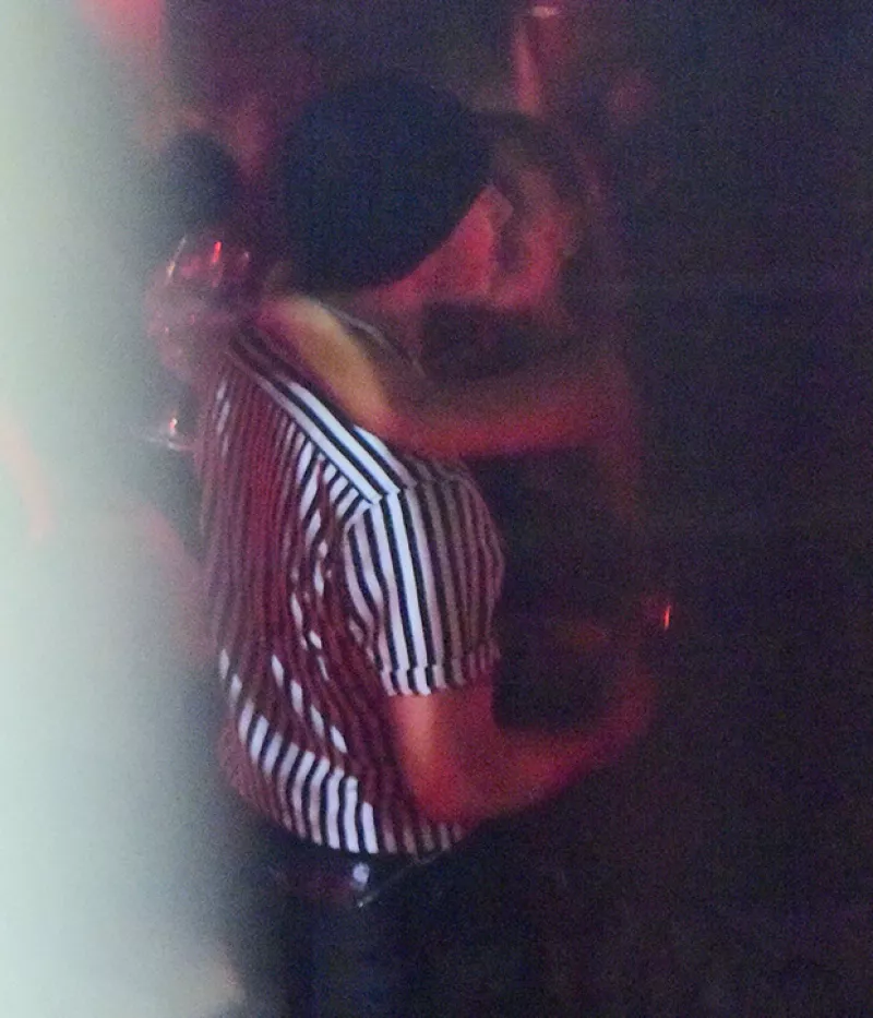 Tras su participación como invitada en "Saturday Night Live", la cantante fue vista en una cariñosa escena con su novio en un club de Nueva York.