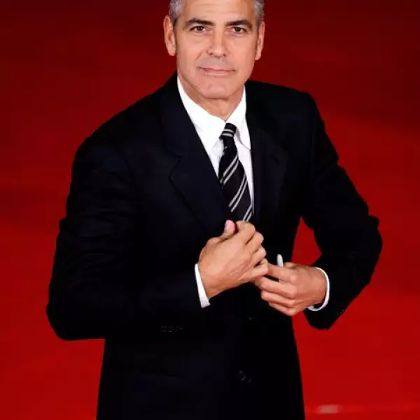 El galán de George Clooney, quien cumple 49 años, ha tenido infinidad de romances. En la actualidad, su corazón lo ocupa la bella italiana Elisabetta Canalis, pero aún así él dice que no está hecho para el matrimonio.