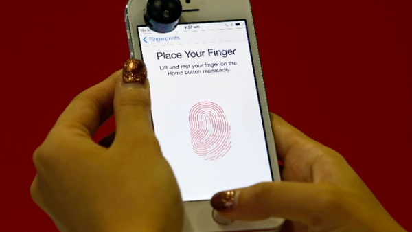 El modelo 5S ofrece la función de lector de huellas digitales, lo que permitirá desbloquear el aparato con un mayor nivel de seguridad.
