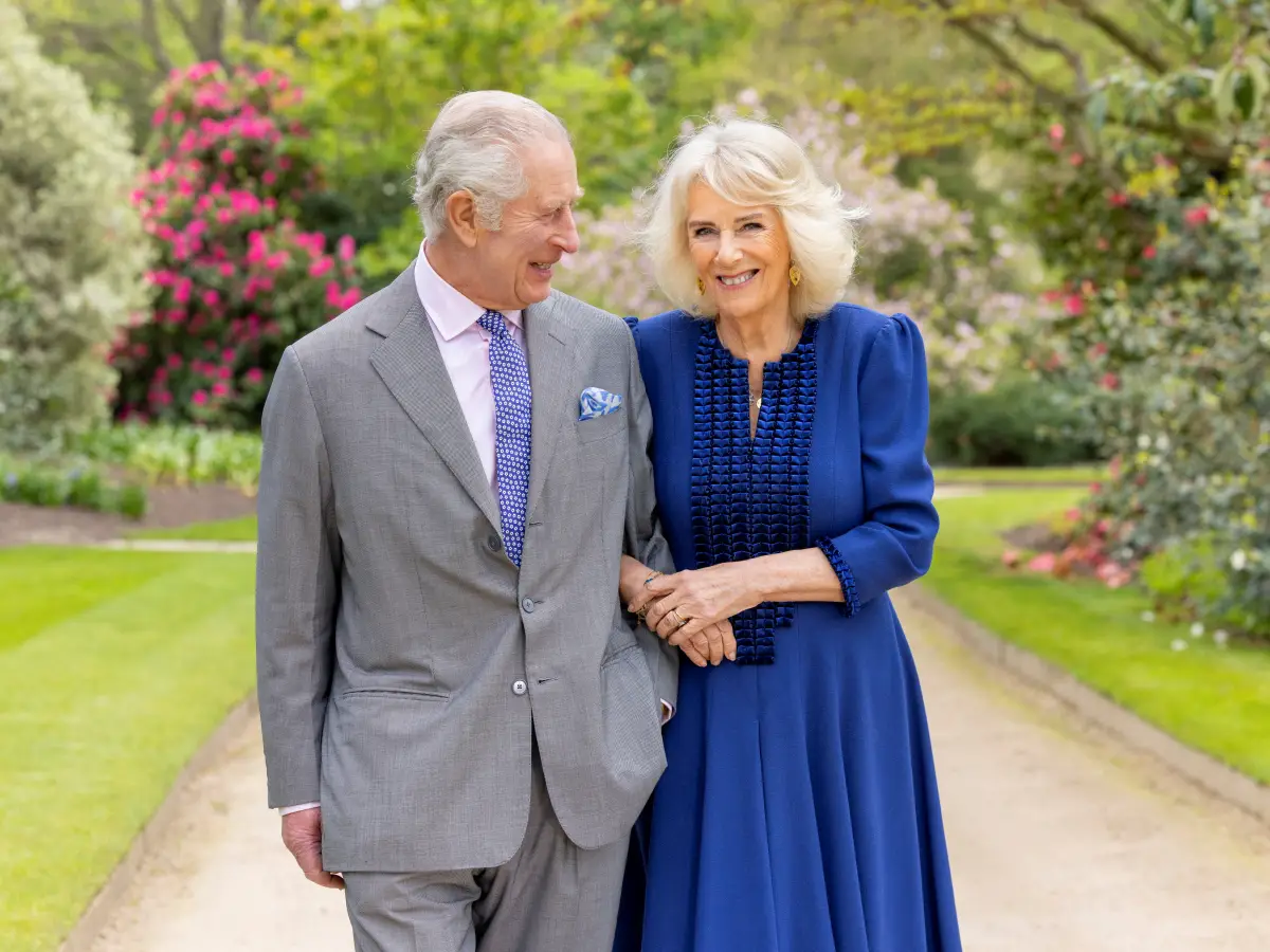 El rey Carlos y la reina Camilla de Gran Bretaña aparecen en los jardines del Palacio de Buckingham el día después de su 19o aniversario de boda, en Londres, Gran Bretaña, el 10 de abril de 2024, en esta foto del Folleto publicada por el Palacio de Buckingham el 26 de abril de 2024.