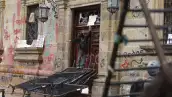 Un integrante del 'bloque negro' frente a una de las puertas vandalizadas del Palacio de Gobierno de Jalisco.