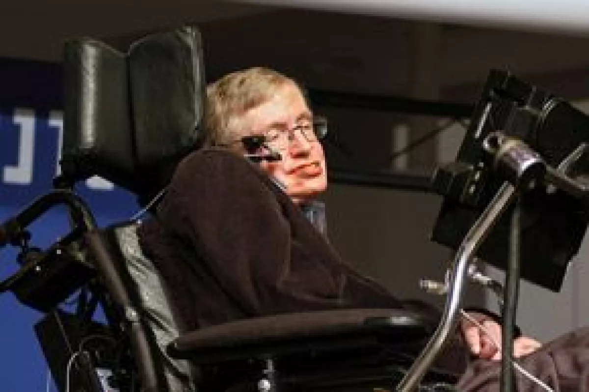 El científico, de 67 años de edad, fue sometido a una serie de exámenes médicos en el Hospital de Addenbrooke y este martes se siente "confortable", según el vocero de la máxima casa de estudios.