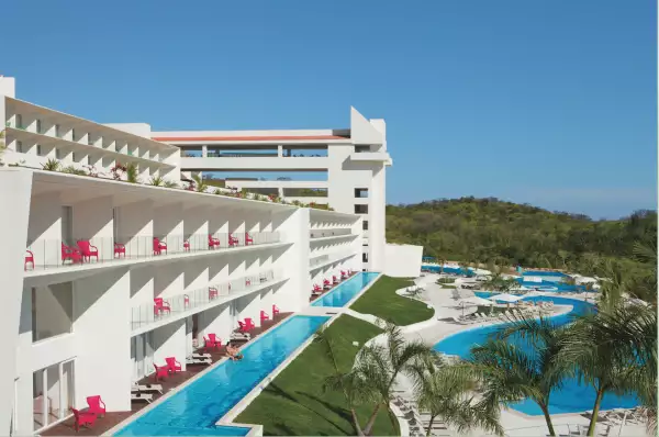 Para lucir las albercas entre edificios. Una delicia de Secrets Huatulco Resort & Spa.