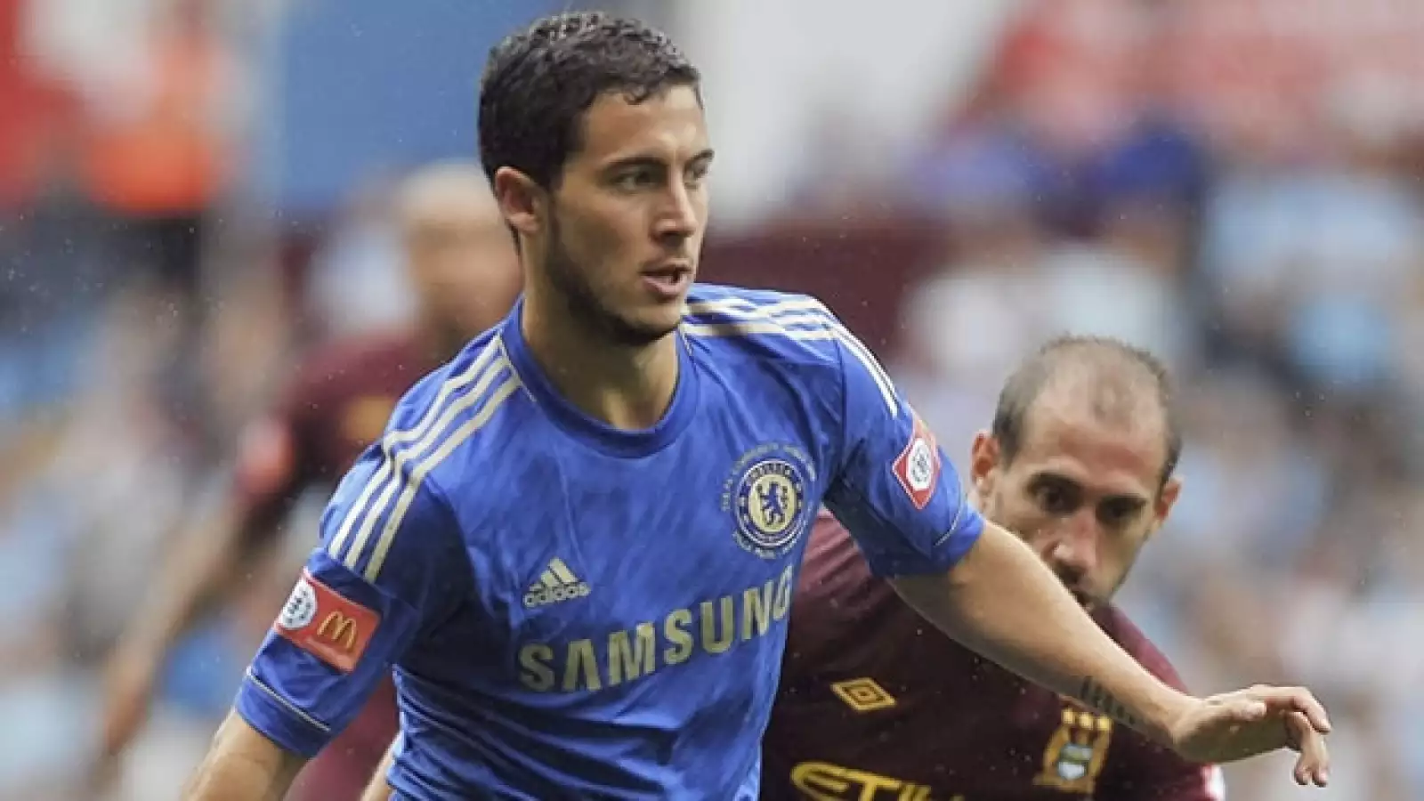 Eden Hazard disputa un balón