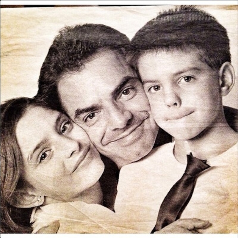 Aislinn con Vadhir y Eugenio Derbez hace algunos años.