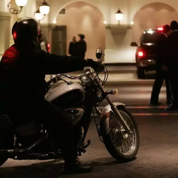 El hotel Four Seasons en Reforma, donde se hospeda la cantante, también está completamente rodeado de personal de seguridad.