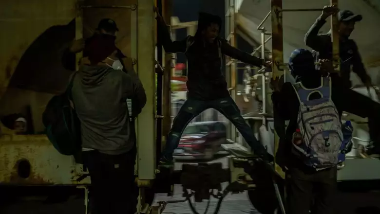 Migrantes hondureños suben a La Bestia en Coatzacoalcos, Veracruz.