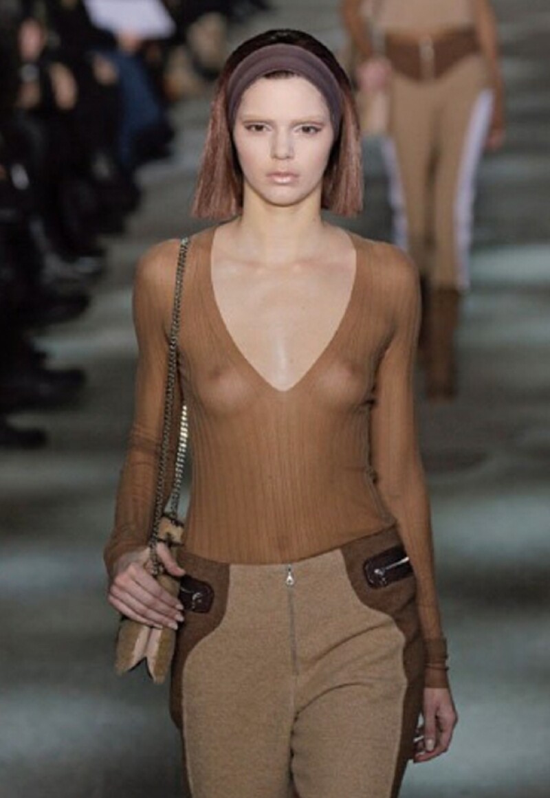 Kendall caminó por la pasarela vistiendo esa blusa y la foto fue quitada de su perfil.