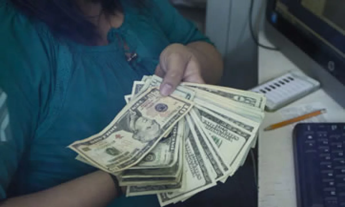 El dólar se compra en 16.85 pesos en ventanillas bancarias. (Foto: Cuartoscuro)