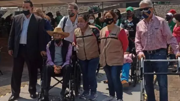 El expresidente Luis Echeverría Álvarez acudió por su vacuna