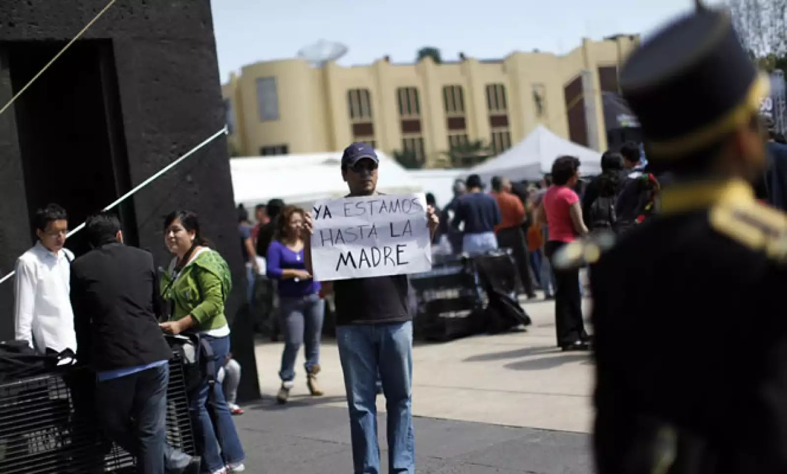 Cientos de personas se concentraron en el Monumento a la Revolución. La violencia que se vive en México y la pobreza fueron las principales causas por las que protestaron.