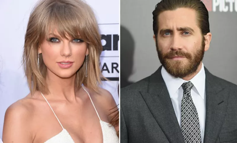 A pesar de que el actor intentó disimular, no pudo evitar tener una reacción al escuchar de fondo, durante su presentación en Good Morning America, un tema interpretado por su ex.