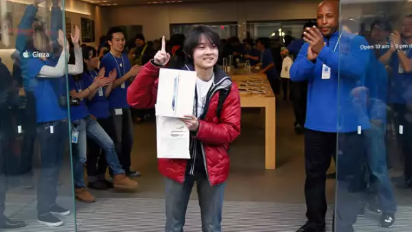 La popular ‘tablet’ de Apple sale a la venta este viernes y usuarios de varias partes del mundo hicieron fila en distintas tiendas para ser de los primeros en poseer el nuevo equipo. En la imagen, Ryu Watanabe, el primer comprador en la tienda de Ginza, e