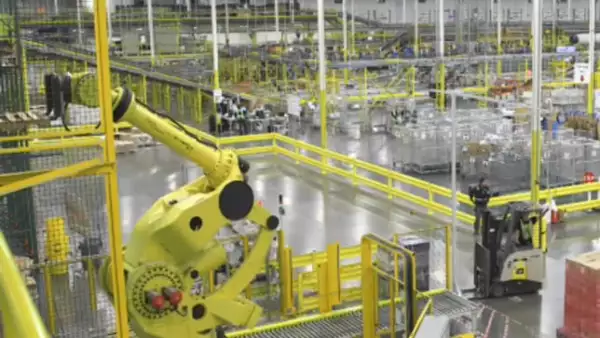 La firma de comercio electrónico mostró las instalaciones de uno de sus ocho centros Fufillmente en Tracy California operados principalmente por robots