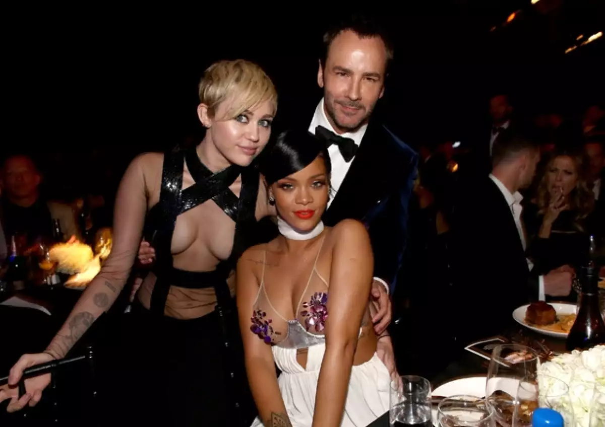Las cantantes participaron en la subasta de la gala contra el sida. Rihanna gastó 53 mil dólares mientras que Cyrus dejó ir medio millón de dólares en una foto y donaciones.