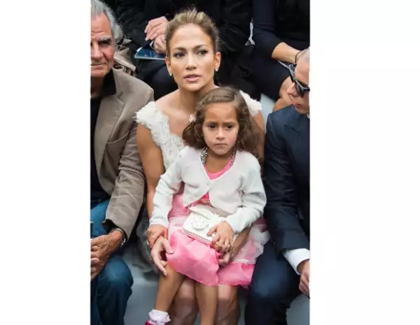 La actriz, cantante y empresaria dijo que quiere educarles a través de su experiencia.