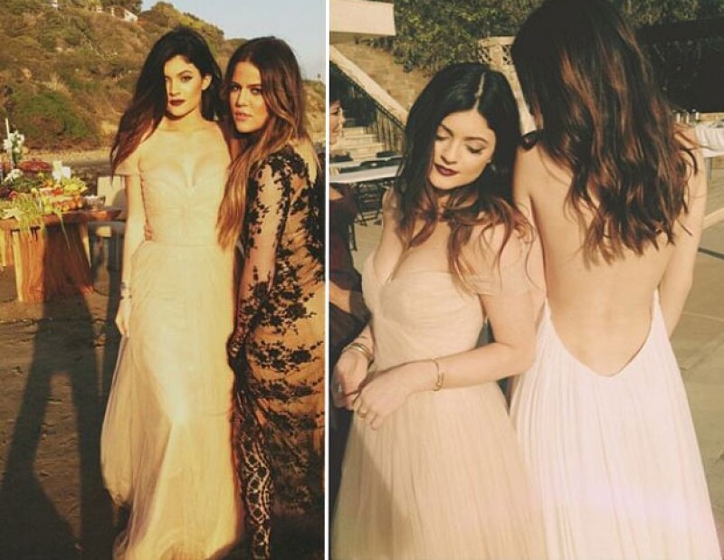 En otras imágenes de la sesión de fotos vemos a Kylie posando junto a sus hermanas con vestidos largos.