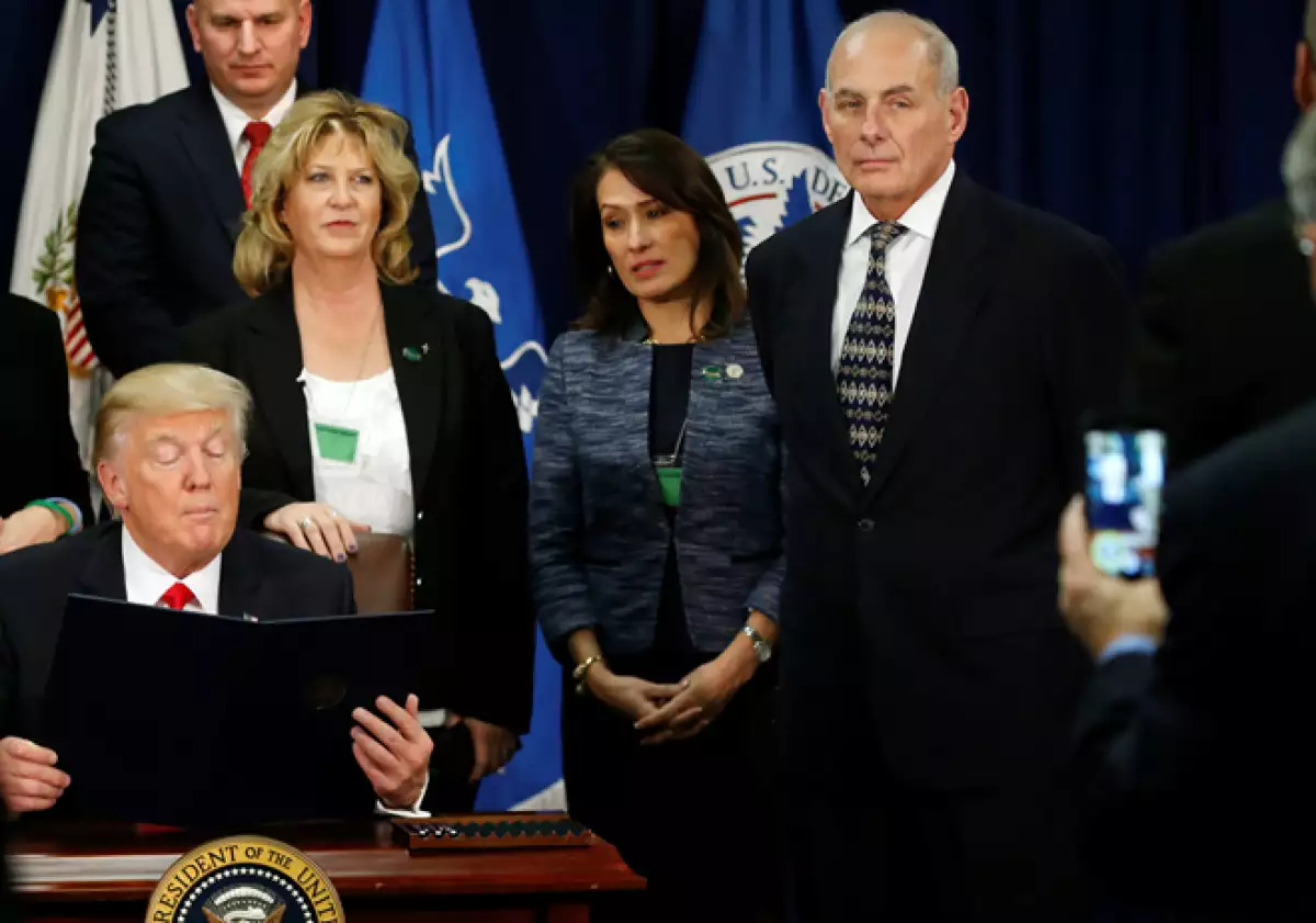 donald trump firma mura