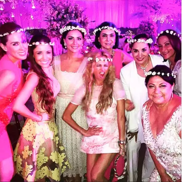 Paulina Rubio entre su ahora comadre Mariana Zorrilla, su mamá Susana Dosamantes y otras invitadas.