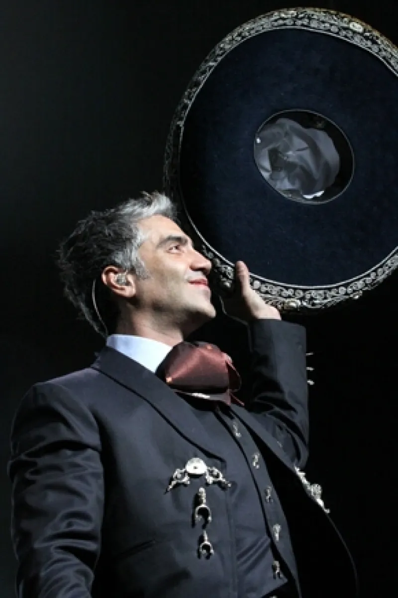 Con el fin de tener un encuentro más íntimo con sus seguidores, el cantante Alejandro Fernández se reunirá con 10 de ellos en una cena que se efectuará en Puerto Vallarta, Jalisco, en febrero de 2010.