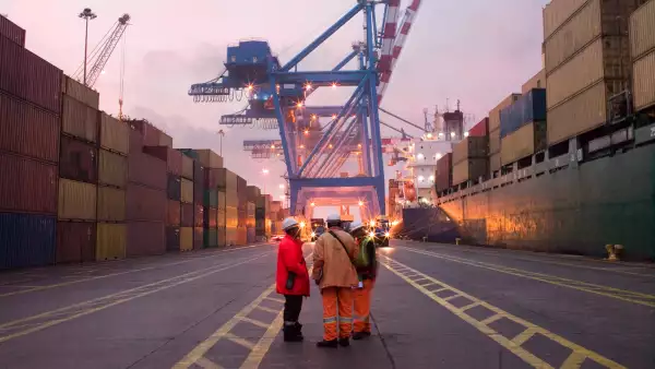 (Trabajadores en un puerto de exportaciones)